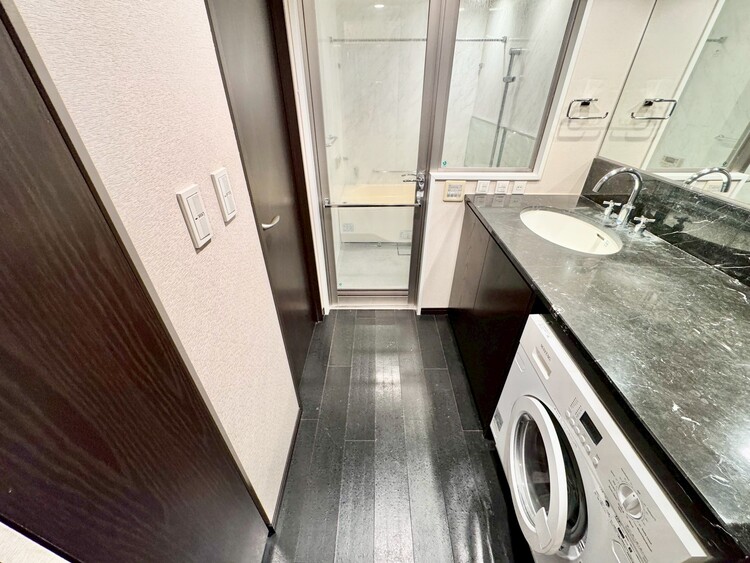 その他 十分な広さの脱衣所。