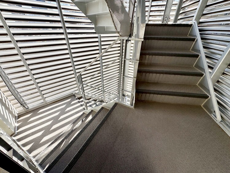 その他 共用部の階段です。明るく清潔に管理されています。