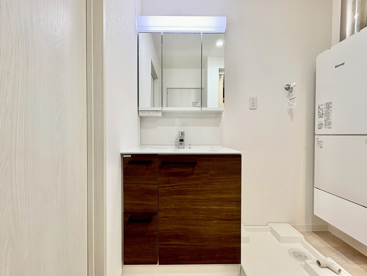 その他 清潔感を感じられる洗面化粧台。