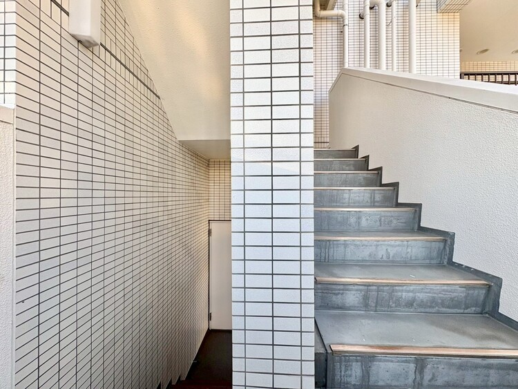 その他 共用部の階段です。明るく清潔に管理されています。