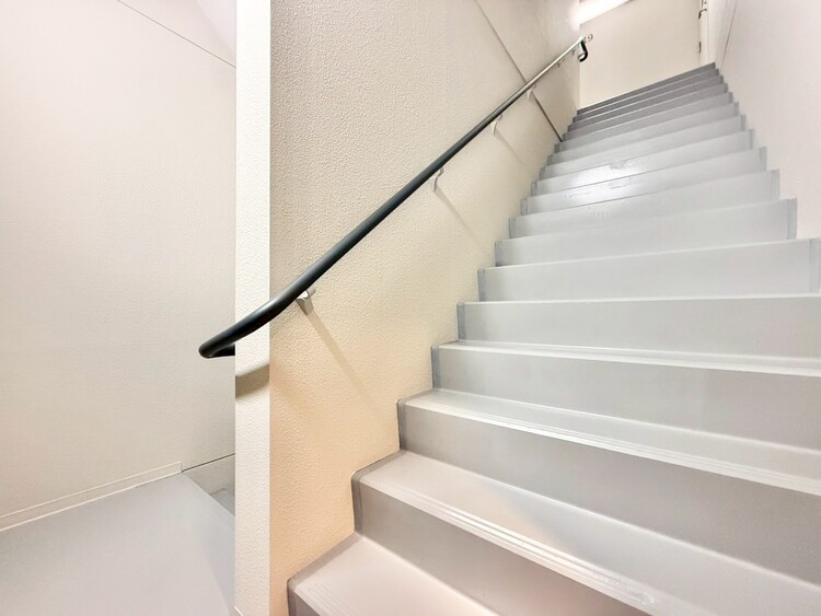 その他 共用部の階段です。明るく清潔に管理されています。