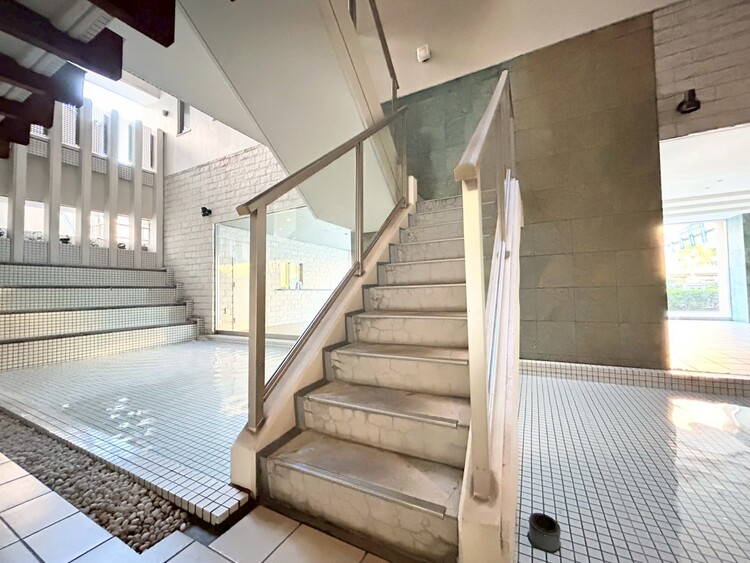 その他 共用部の階段です。明るく清潔に管理されています。