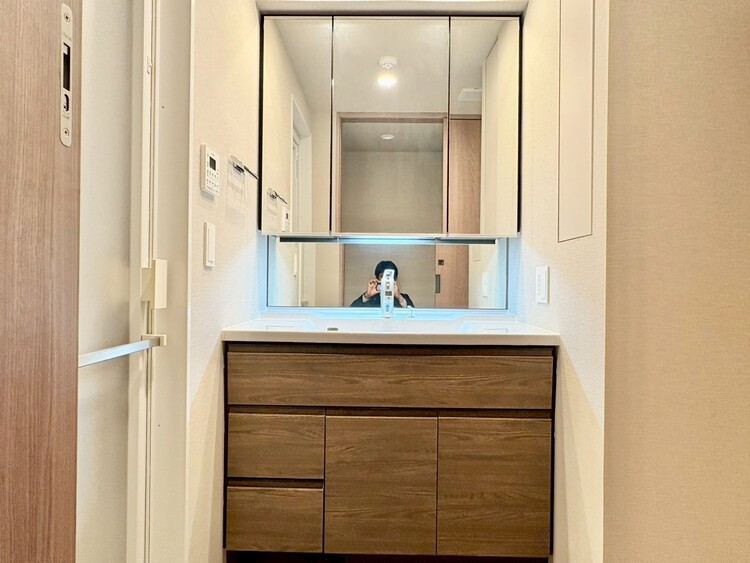 その他 清潔感を感じられる洗面化粧台。