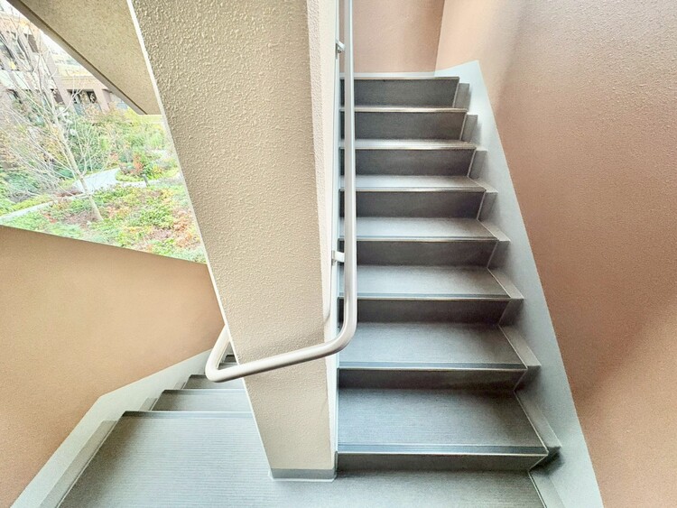 その他 共用部の階段です。明るく清潔に管理されています。
