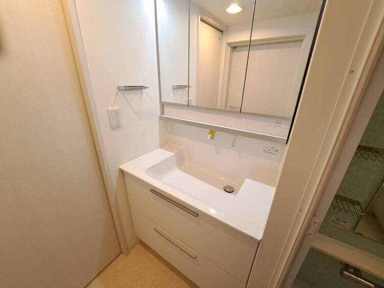 その他 清潔感を感じられる洗面化粧台。