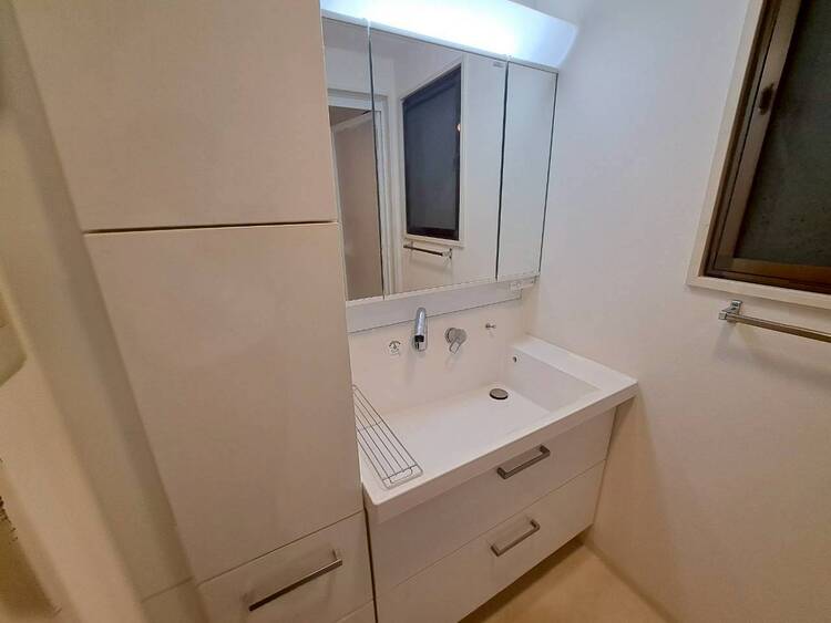 その他 清潔感を感じられる洗面化粧台。