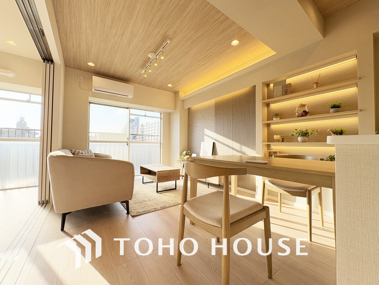 内装 窓越しに射し込む自然光が風合い豊かな室内を照らし出し、落ち着きのある上品な空間を演出します