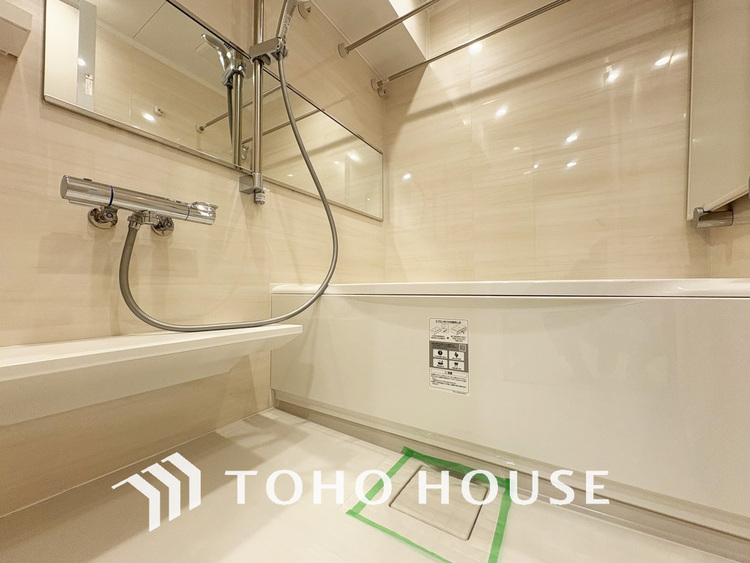 風呂 一日の疲れを癒すバスルームは、心地よいリラックスを叶える清潔感溢れる空間