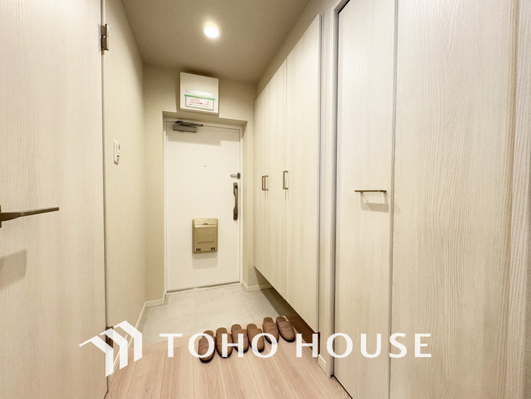 玄関 飾り過ぎないシンプルな内装の玄関