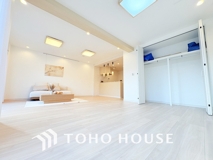 内装 約21帖のゆったりLDKは家族団欒の空間、会話もはずむ明るいリビング