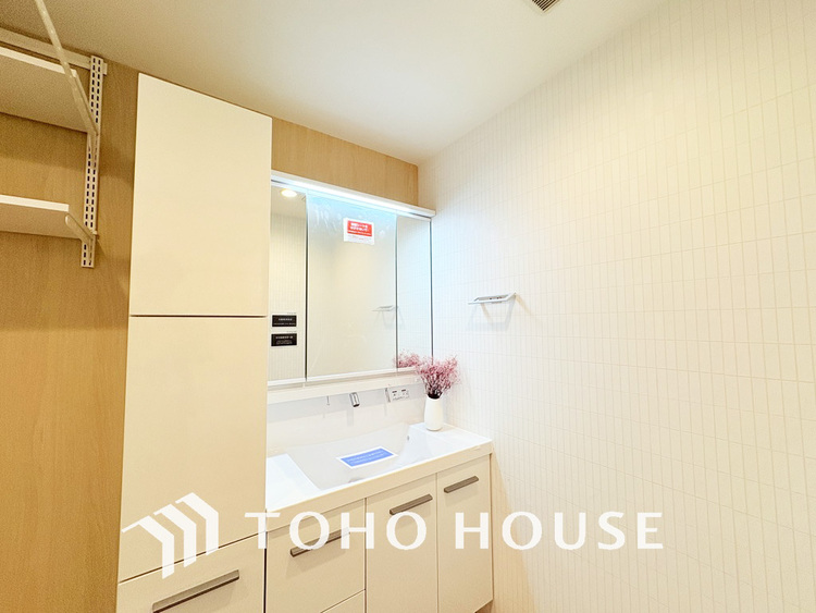 洗面 新規設置の洗面化粧台。収納豊富で使い勝手の良い3面鏡です