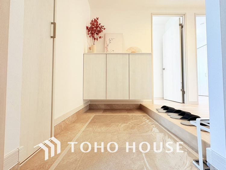 玄関 飾り過ぎないシンプルな内装の玄関