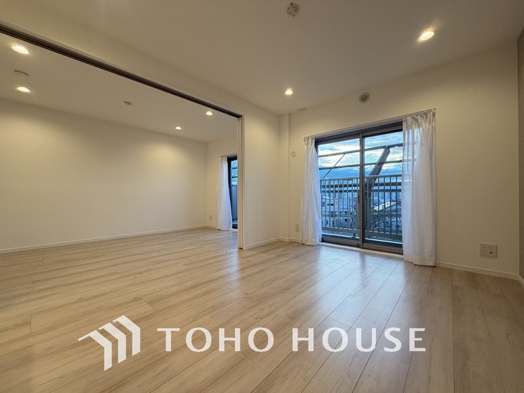 内装 広がりのある住空間、家族が集まるリビング・ダイニング