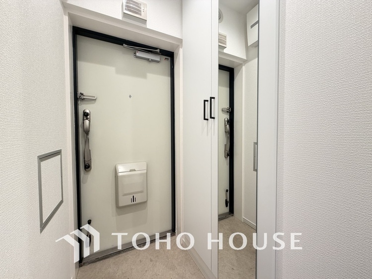 玄関 飾り過ぎないシンプルな内装の玄関