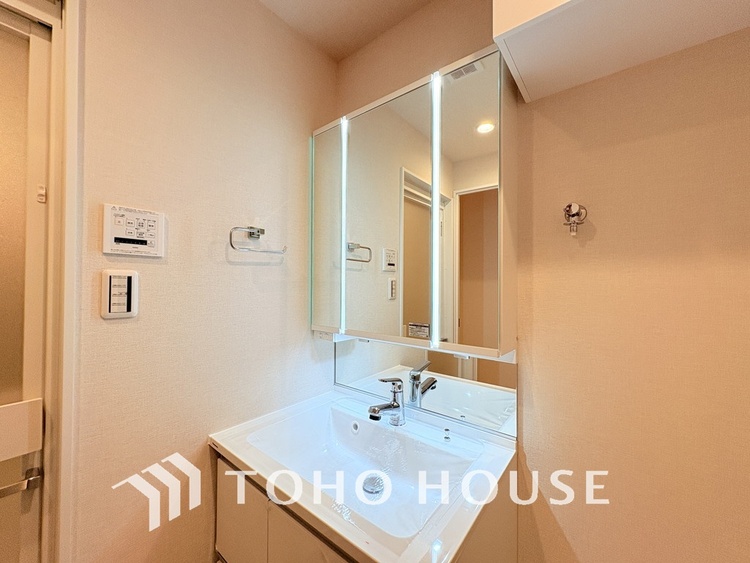 洗面 新規設置の洗面化粧台。収納豊富で使い勝手の良い3面鏡です