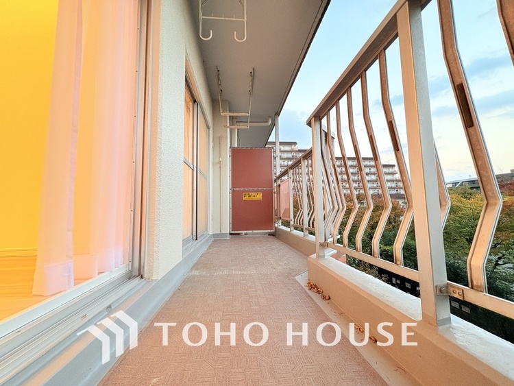 バルコニー 陽当たり良好なバルコニー