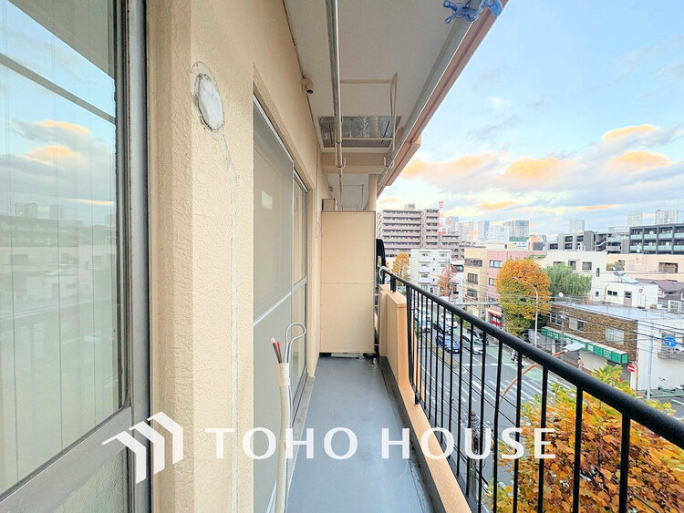 バルコニー 日当たりの良いバルコニーで晴れの日の洗濯物も楽しみになりますね