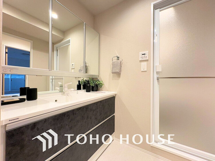 洗面 白を基調とした清潔感のある洗面室で朝の身支度を