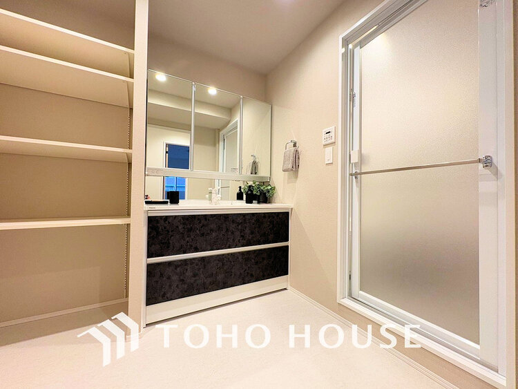 洗面 落ち着きのある色合いでまとめられた洗面室