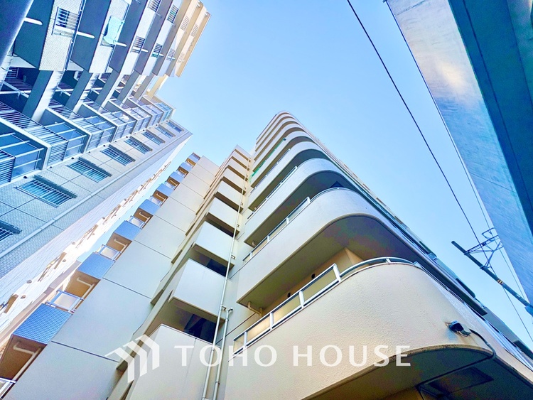 外観 ほんの少しのこだわり。ちょっとした色使いがその家がもつ雰囲気、趣（おもむき）を携え、暮らす家族や訪ねてくる友人・知人に新鮮な香りを運んできます。