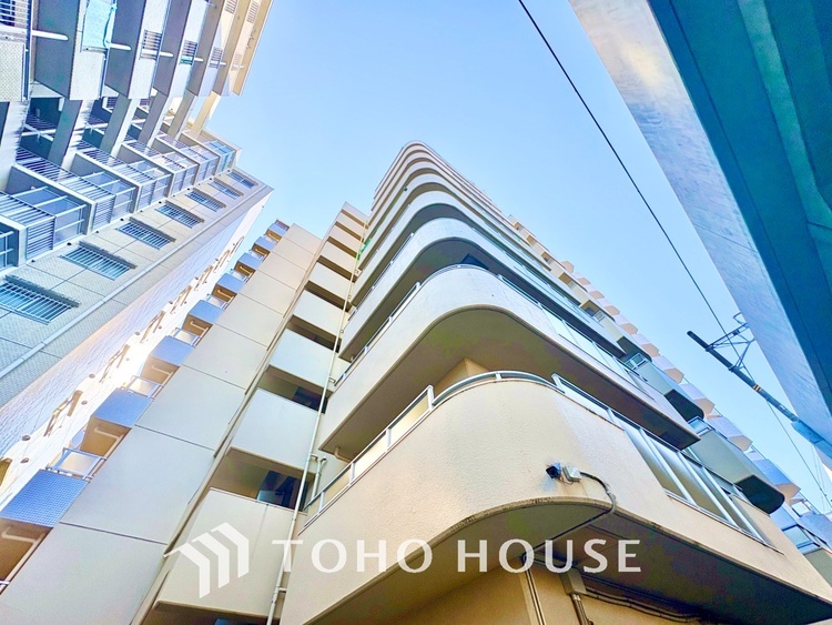 外観 ほんの少しのこだわり。ちょっとした色使いがその家がもつ雰囲気、趣（おもむき）を携え、暮らす家族や訪ねてくる友人・知人に新鮮な香りを運んできます。