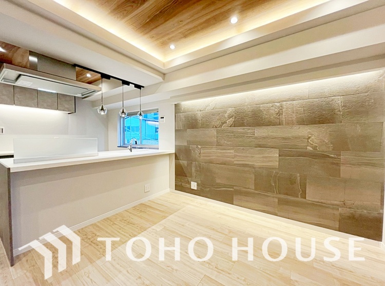 内装 忙しい朝でも、しっかり家族が揃って食事をして頂けるゆとりある大きさのダイニングスペース。