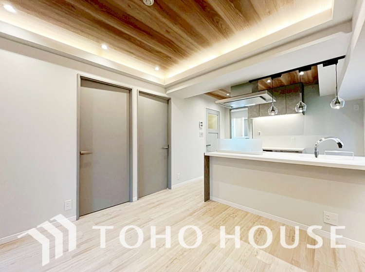 内装 ◆サンサンと◆差し込む太陽の光がこのリビングに笑いをもたらす.