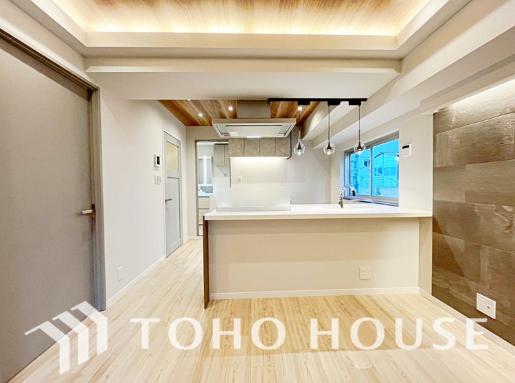 内装 ここはみんなが集い、食事と楽しい会話が始まる場所。話に夢中になりすぎて、ついつい時を忘れ、夜半過ぎになってしまう。そんな束の間の幸せを感じさせてくれます。