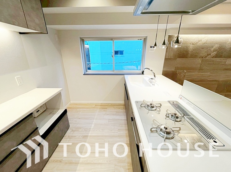 キッチン 手元の収納から、足元の収納までが全てスライド式で、奥のスペースまで有効に活用できます。奥まで上から見渡せるので、たまにしか使わない調理器具もサッと取出せます。