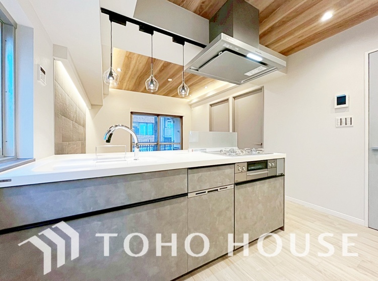 キッチン ◆愛育◆キッチンは家族の絆を育む大切な空間。シンプルで使い易いSystemKitchenで愉しく作る料理は愛情のある美味しいご馳走に。家族で使える広々としたダイニングキッチンです。