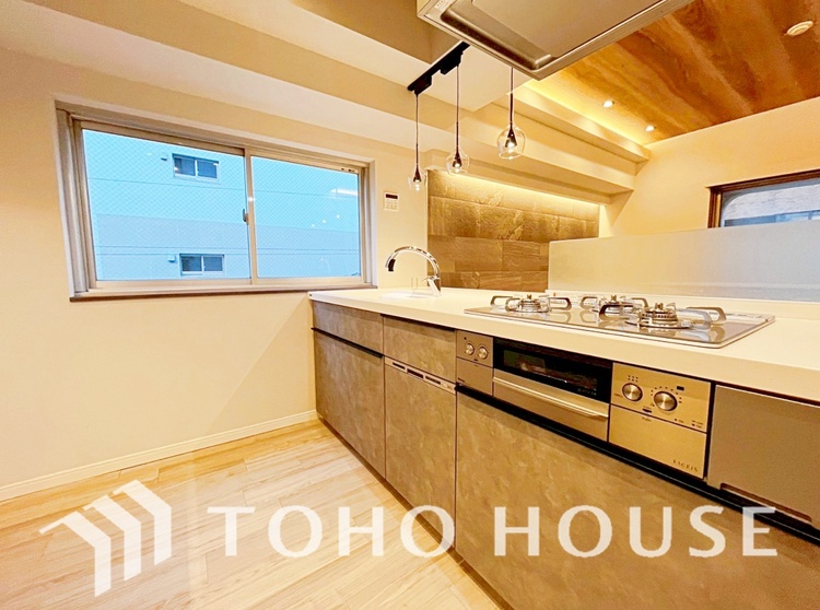 キッチン キッチンは家族の絆を育む大切な空間。シンプルで使い易いシステムキッチンで愉しく作る料理は愛情のある美味しいご馳走に。家族で使えるダイニングキッチンです。