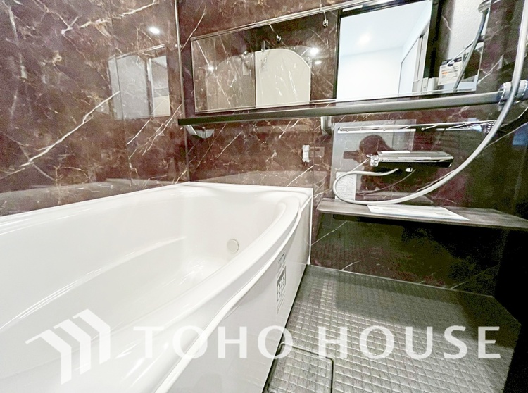 風呂 【浴室】《一日の疲れを落としてくれる場所は、落ち着く場所でなければならない》　高級感溢れるカラーと大きさ・柔らかな曲線で構成された半身浴も楽しめるバスタブが心地よさをもたらします。