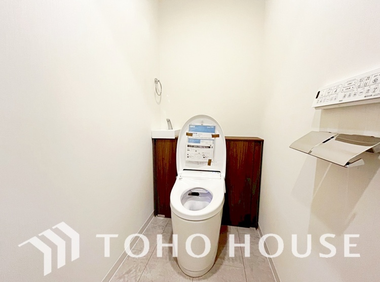 トイレ 清潔感あるホワイト調のクロスと温もり溢れるモダンカラーの床材が見事に調和した本邸宅は、毎日の生活を少しでも快適に過ごして頂ける様に落ち着いた雰囲気作りから行っています。