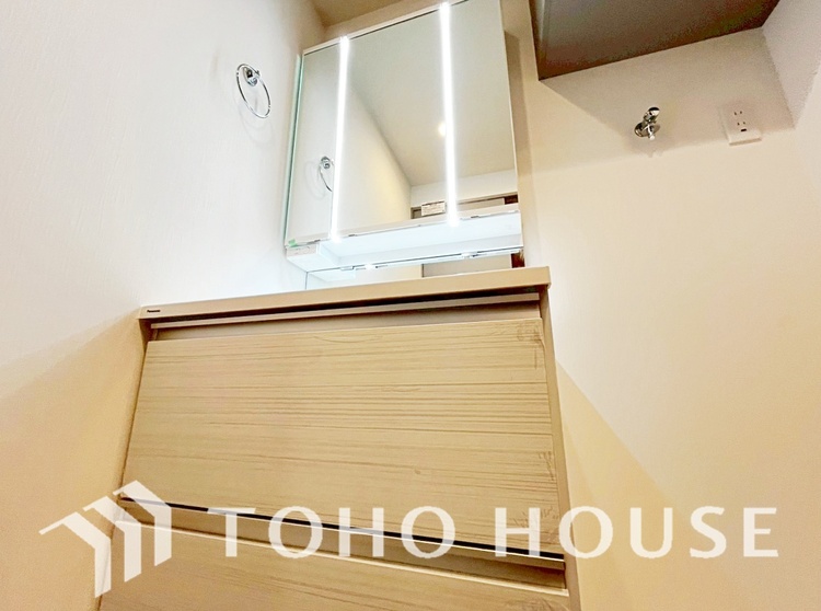 洗面 気持ちの良い朝をつくりだし、夕方には笑顔を取り戻させてくれるミラー。パウダールームはいつでも本来の自分を取り戻せる空間。明るく仕上げてあります。