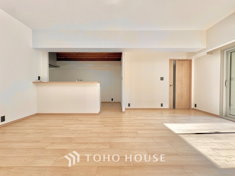 内装 ここにはみんなが集い、食事と楽しい会話が始まる。話に夢中になりすぎて、ついつい時を忘れ夜半過ぎになってしまう。そんな束の間の幸せを感じさせてくれる場所でありたい。