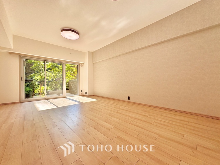 内装 ここにはみんなが集い、食事と楽しい会話が始まる。話に夢中になりすぎて、ついつい時を忘れ夜半過ぎになってしまう。そんな束の間の幸せを感じさせてくれる場所でありたい。