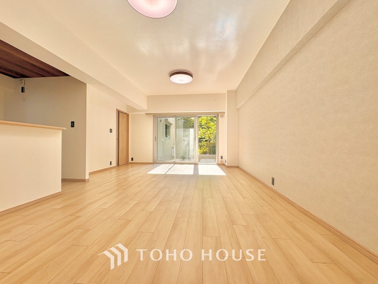 内装 ここにはみんなが集い、食事と楽しい会話が始まる。話に夢中になりすぎて、ついつい時を忘れ夜半過ぎになってしまう。そんな束の間の幸せを感じさせてくれる場所でありたい。