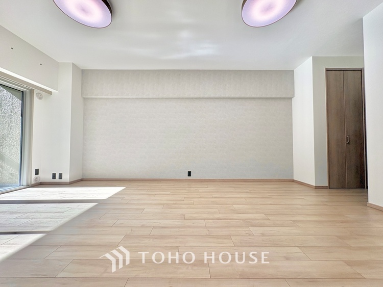 内装 ここにはみんなが集い、食事と楽しい会話が始まる。話に夢中になりすぎて、ついつい時を忘れ夜半過ぎになってしまう。そんな束の間の幸せを感じさせてくれる場所でありたい。