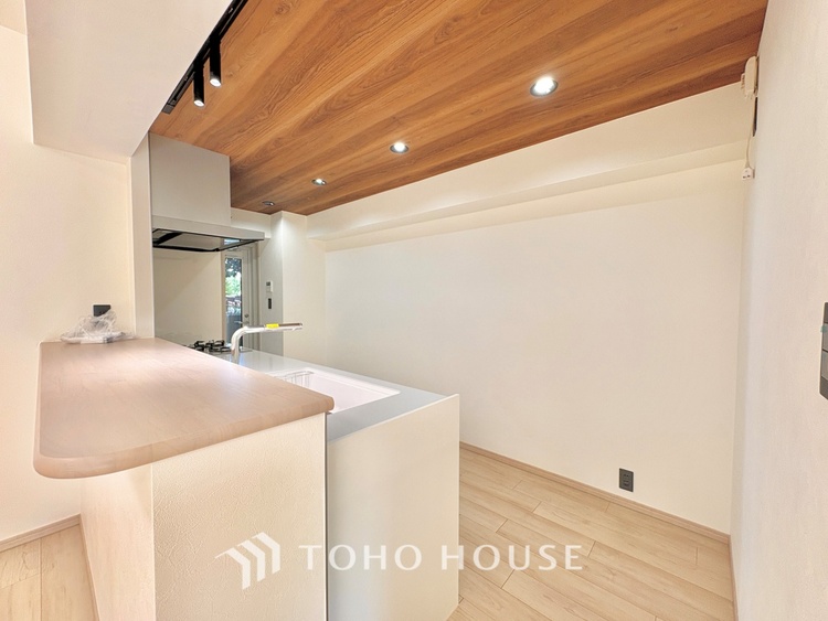 キッチン 【Kitchen】調理しながらもご家族のお顔が見れるカウンターキッチン。ついつい料理中お子様の様子が気になるもの。安心してお料理に取り組んでいただけます。会話だって自然とはずむはず。