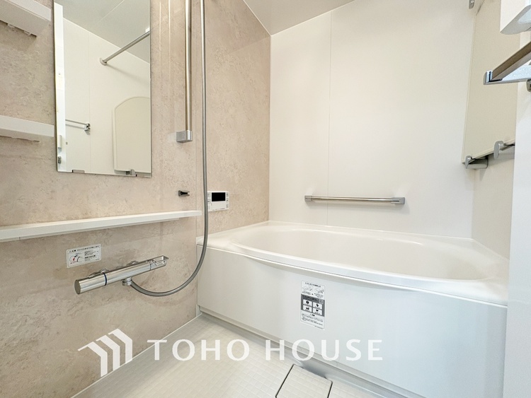 風呂 【Bathroom】『一日の疲れを落としてくれる場所は、一番落ち着く場所でなければならない』高級感溢れるカラーと大きさ・柔らかな曲線で構成された半身浴も楽しめるバスタブが心地よさをもたらします。