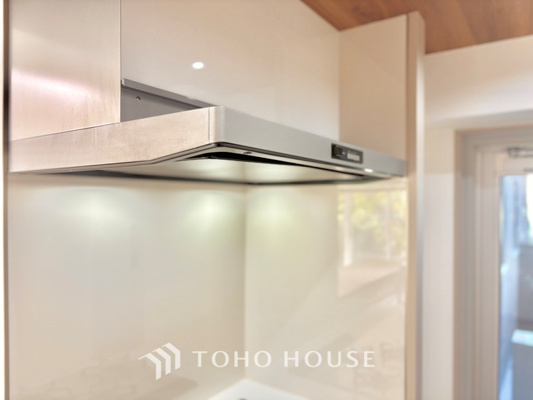 キッチン キッチンは家族の絆を育む大切な空間。シンプルで使い易いシステムキッチンで愉しく作る料理は愛情のある美味しいご馳走に。家族で使えるダイニングキッチンです。