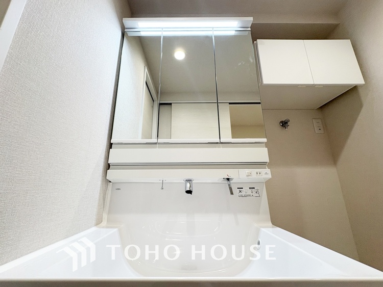 洗面 【Wash basin】十分な大きさの洗面台は収納もさる事ながら、身だしなみチェックや歯磨きなど、朝の慌ただしい時間でもホテルライクなスペースで余裕とゆとりを感じて頂けます。