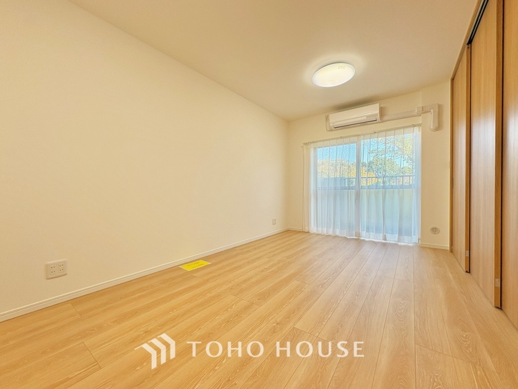 内装 ここにはみんなが集い、食事と楽しい会話が始まる。話に夢中になりすぎて、ついつい時を忘れ夜半過ぎになってしまう。そんな束の間の幸せを感じさせてくれる場所でありたい。