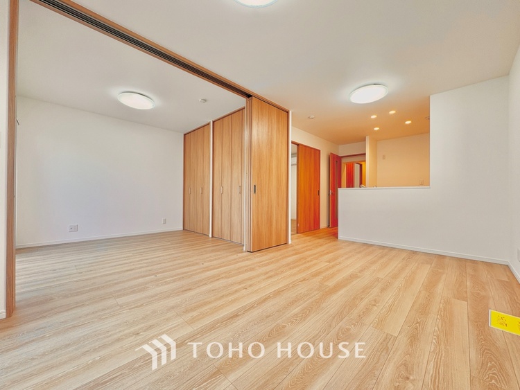 内装 ここにはみんなが集い、食事と楽しい会話が始まる。話に夢中になりすぎて、ついつい時を忘れ夜半過ぎになってしまう。そんな束の間の幸せを感じさせてくれる場所でありたい。