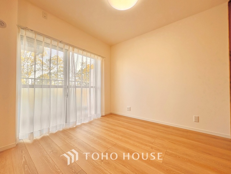 内装 使いやすく、明るい洋室に仕上がります。