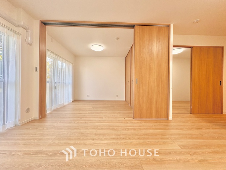 内装 ここにはみんなが集い、食事と楽しい会話が始まる。話に夢中になりすぎて、ついつい時を忘れ夜半過ぎになってしまう。そんな束の間の幸せを感じさせてくれる場所でありたい。