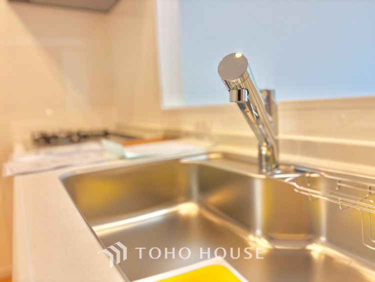 キッチン 【Kitchen】調理しながらもご家族のお顔が見れるカウンターキッチン。ついつい料理中お子様の様子が気になるもの。安心してお料理に取り組んでいただけます。会話だって自然とはずむはず。