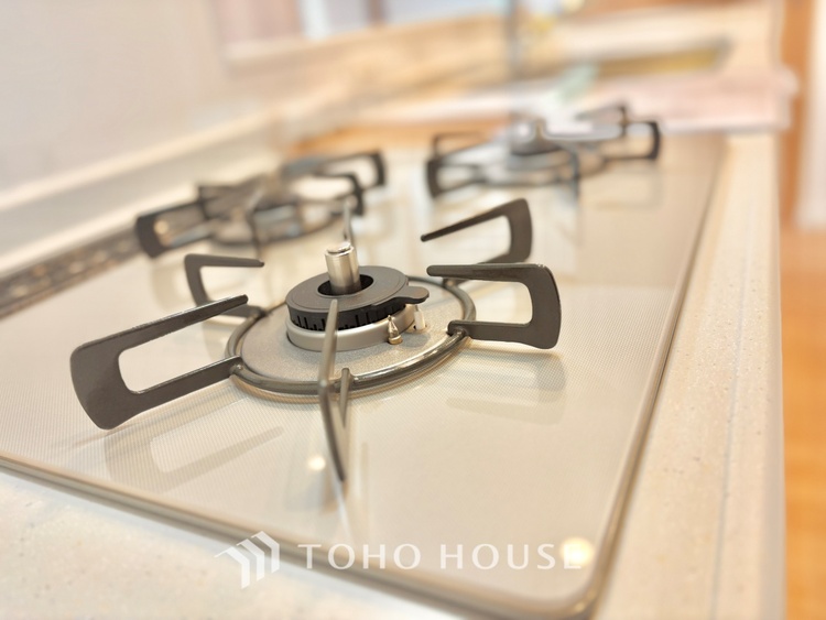 キッチン 【Kitchen】キッチンは家族の絆を育む大切な空間。シンプルで使い易いSystemKitchenで愉しく作る料理は愛情のある美味しいご馳走に。