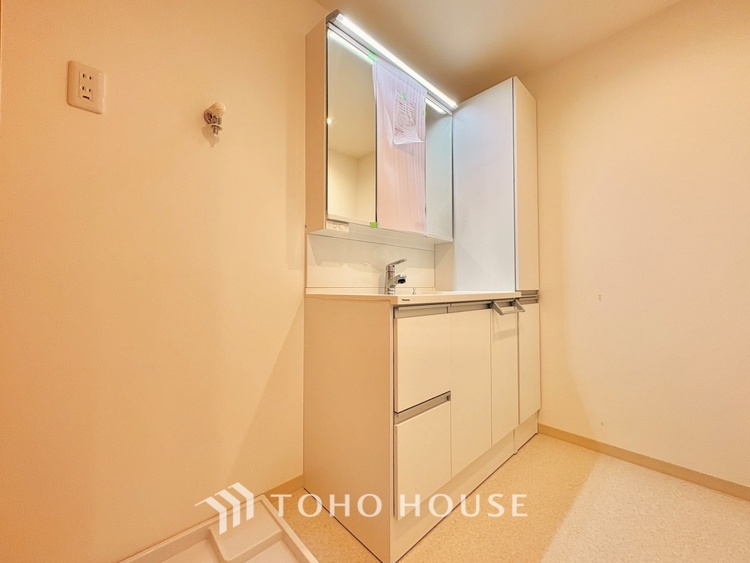 洗面 清潔感あふれる洗面化粧台で、毎日の身支度を快適にサポートします。