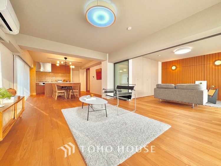 内装 ここにはみんなが集い、食事と楽しい会話が始まる。話に夢中になりすぎて、ついつい時を忘れ夜半過ぎになってしまう。